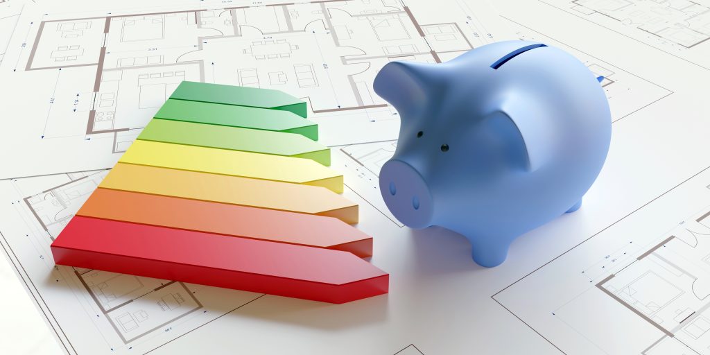 Modrá pokladnica v tvare prasiatka, vedľa seba má farebnú stupnicu, ktorá slúži na zobrazenie elektrickej efektívnosti spotrebičov.